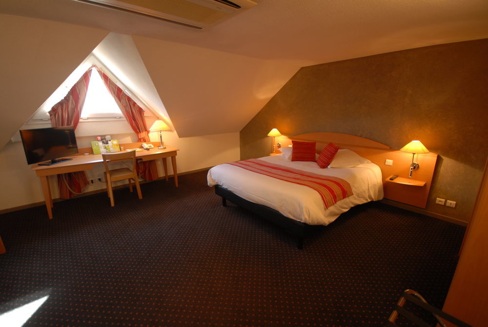 Logis L'oree De Chartres - Hotel