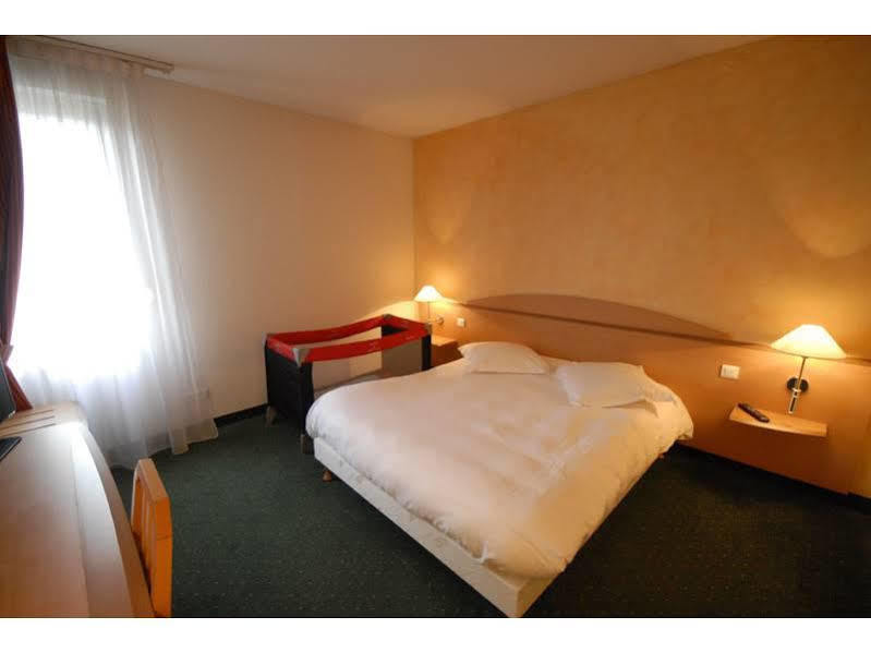 Logis L'oree De Chartres - Hotel